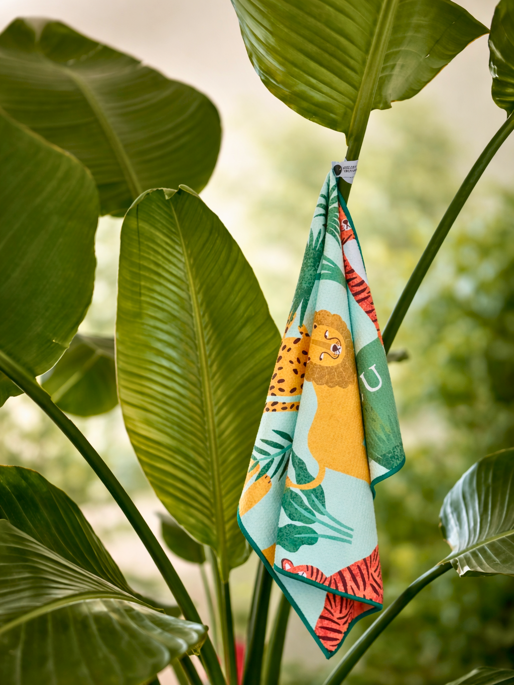 Serviette à main Atelier Lulu en microfibre recyclée – textile durable au motif jungle